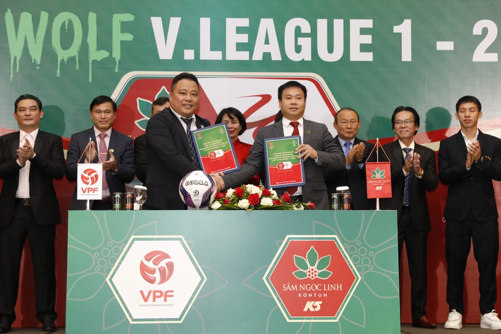 Tổng giám đốc VPF Nguyễn Minh Ngọc ký kết hợp đồng tài trợ mới của V-League với đơn vị tài trợ. Ảnh: MINH HOÀNG