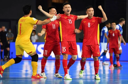 Hồ Văn Ý (1), Khổng Đình Hùng (15) và Nguyễn Minh Trí (8) nằm trong tốp 5 danh sách rút gọn Quả bóng Vàng futsal Việt Nam 2021. Ảnh: GETTY