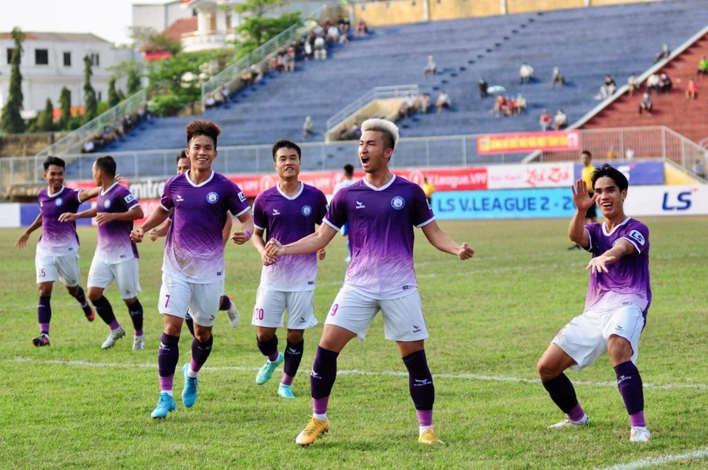 Niềm vui của các cầu thủ Khánh Hoà khi ghi bàn thắng vào lưới Huế