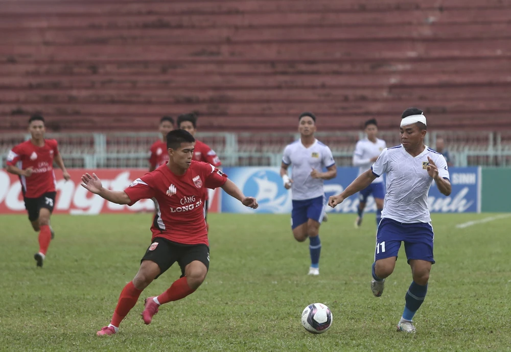 Tuyển thủ U23 Việt Nam giành huy chương vàng SEA Games 31 Hồ Thanh Minh không thể giúp đội Huế thoát khỏi trận thua trên đất Long An. ẢNH: HỮU THÀNH