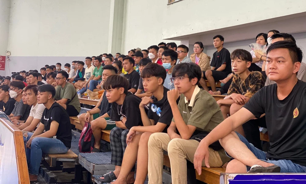 Đông đảo khán giả đến theo dõi môn futsal thuộc Đại hội TDTT TPHCM 2022