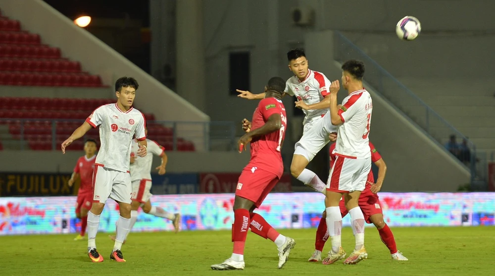 Hoàng Hùng (bật cao) vô tình phản lưới nhà, gián tiếp khiến Viettel FC thua trận mới nhất. ẢNH: MINH HOÀNG