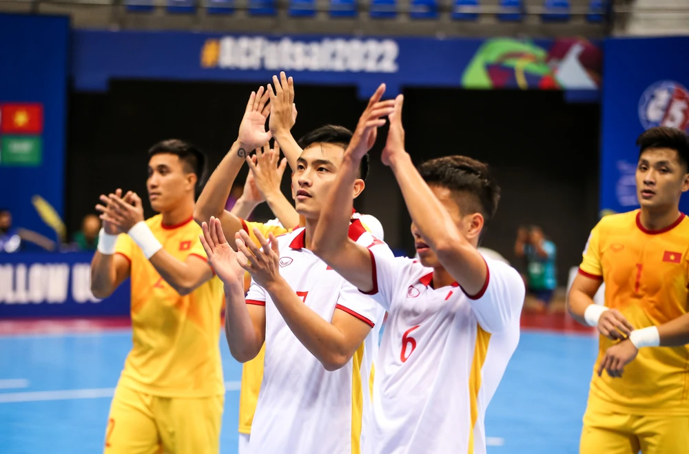Đội tuyển futsal Việt Nam thua Nhật Bản 0-2 và gặp Iran ở tứ kết