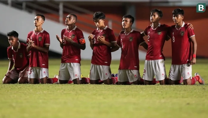 Các cầu thủ U17 Indonesia thi đấu vòng loại Giải U17 châu Á 2023 mà không có khán giả. ẢNH: BOLA 