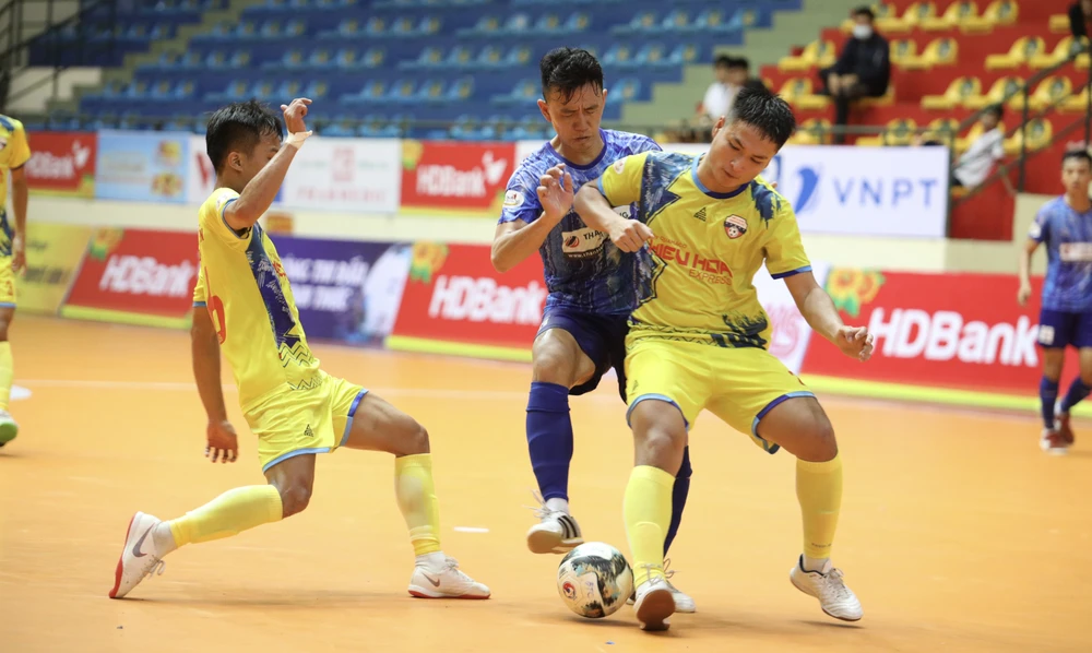 Các cầu thủ futsal Đà Nẵng bất ngờ thua đậm đội cuối bảng Tân Hiệp Hưng. ẢNH: ANH TRẦN