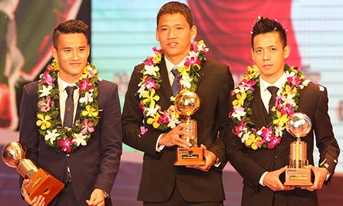 Tiền đạo Anh Đức đoạt danh hiệu Quả bóng vàng Việt Nam năm 2015