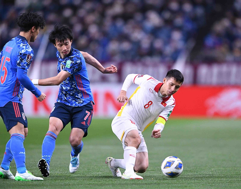 Hùng Dũng nỗ lực đi bóng qua các cầu thủ Nhật Bản trong cuộc so tài giữa hai đội ở vòng loại World Cup 2022 mới đây