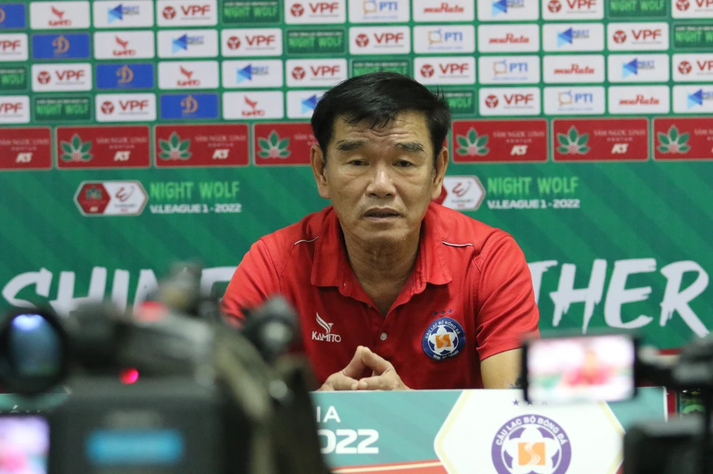 HLV Phan Thanh Hùng hạnh phúc khi cùng Đà Nẵng trụ hạng V-League thành công