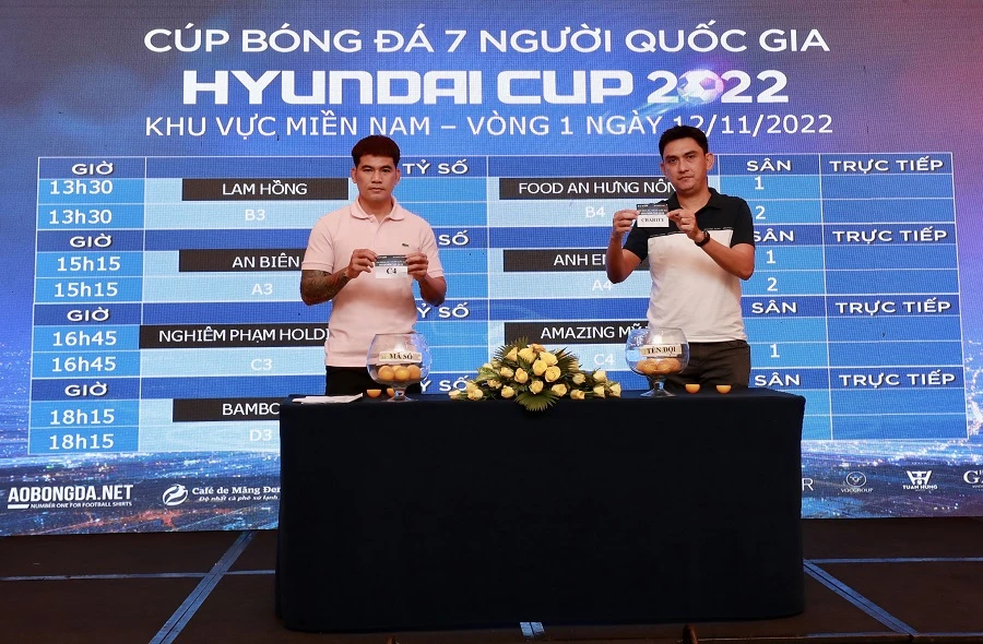 Hai cựu cầu thủ Huỳnh Quang Thanh và Nguyễn Tuấn Phong bốc thăm chia bảng VSC-S2. ẢNH: DŨNG PHƯƠNG