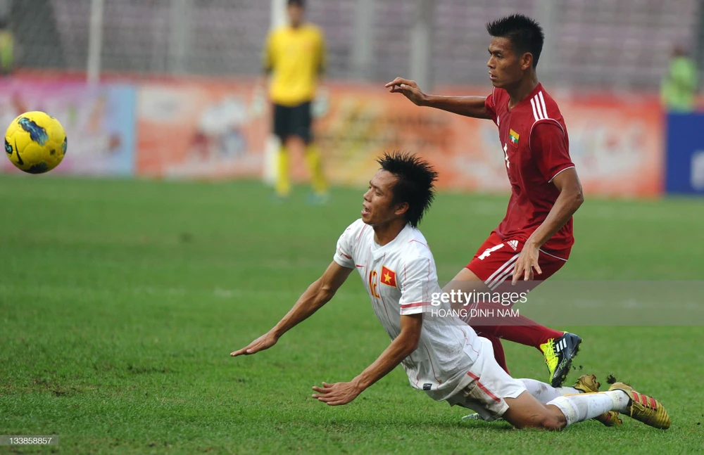 Hậu vệ Zaw Min Tun đối đầu với Nguyễn Văn Quyết ở trận tranh huy chương đồng SEA Games 2011