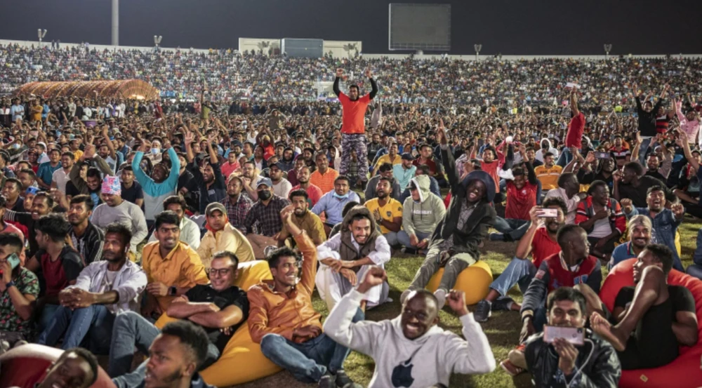 Bầu không khí sôi động của fanzone dành cho công nhân ở Qatar vào đêm khai mạc World Cup 2022