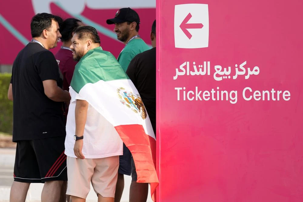 CĐV Mexico đứng ở một trung bán vé xem World Cup tại thủ đô Doha. ẢNH: AP