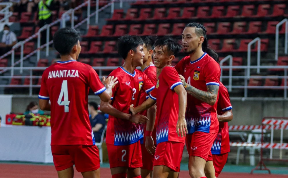 Tiền đạo Billy Ketkeophomphone (áo đỏ) trở lại đội tuyển quốc gia Lào sau thời gian vắng mặt. ẢNH: LFF