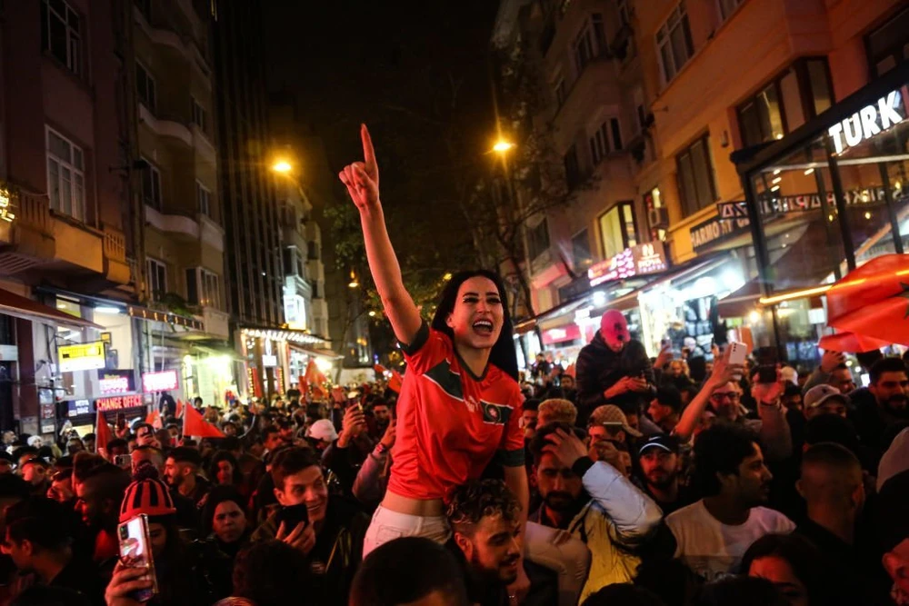 Niềm vui của CĐV Morocco khi đội nhà giành quyền vào bán kết World Cup 2022. ẢNH: GETTY