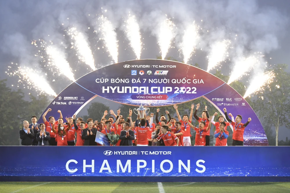 Mobi FC vô địch Cúp bóng đá 7 người quốc gia 2022. ẢNH: THANH LIÊM