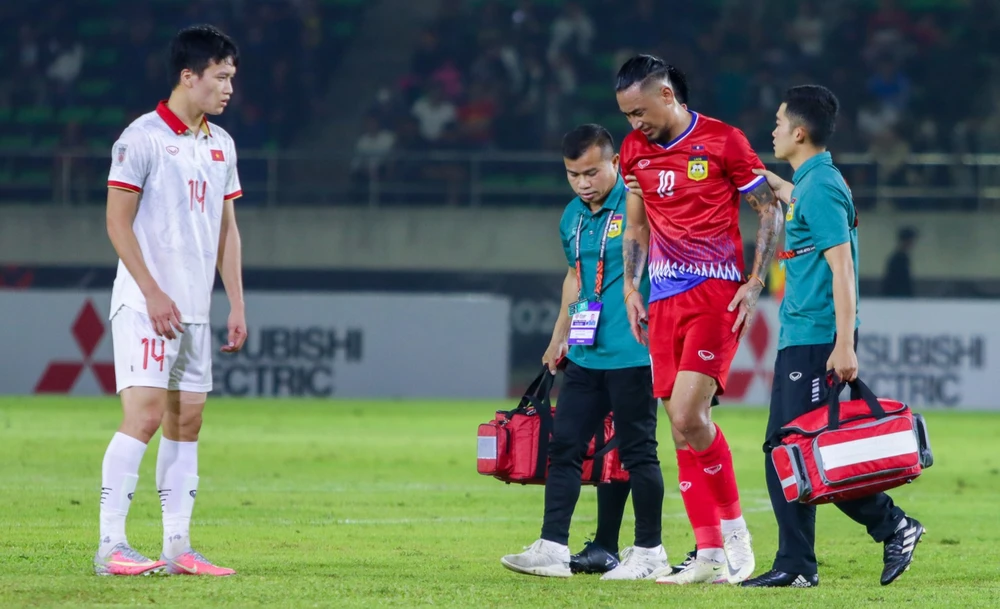 Tiền đạo Billy Ketkeophomphone dính chấn thương nặng ở trận đấu với Việt Nam. ẢNH: LFF