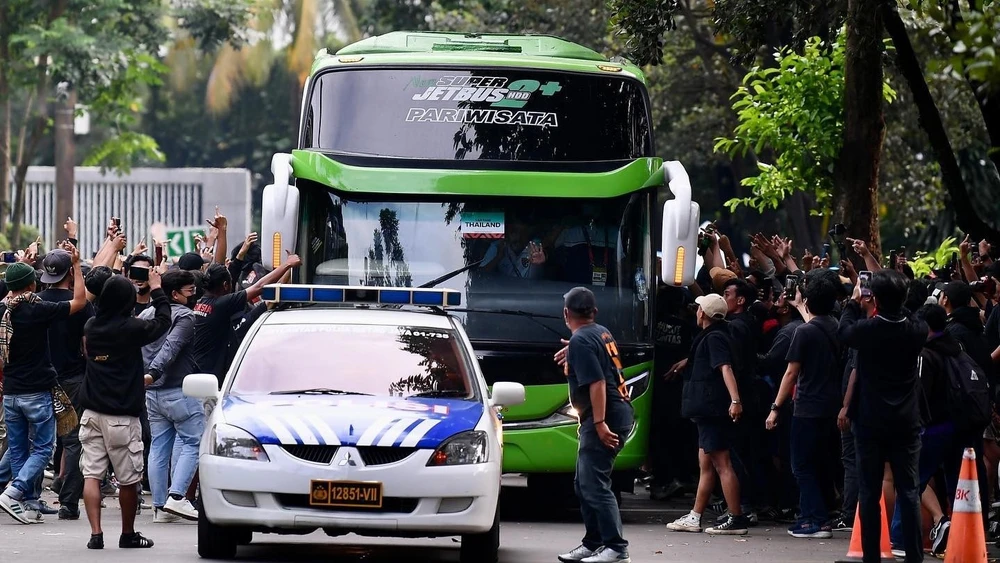 Nhóm hooligan Indonesia chặn đầu xe buýt chở đội tuyển Thái Lan đến địa điểm thi đấu hôm 29-12
