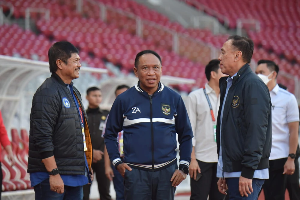 Bộ trưởng Bộ Thanh niên và Thể thao Indonesia cùng các quan chức PSSI đến gặp gỡ đội tuyển quốc gia vào chiều 5-1.