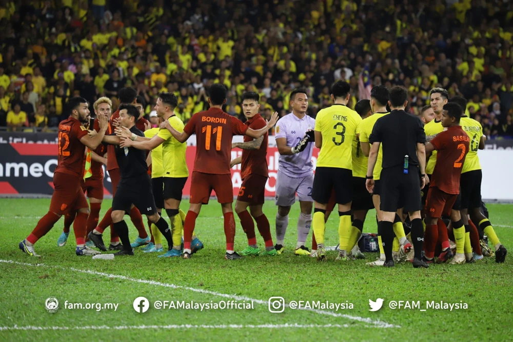 Cầu thủ đôi bên xô xát sau khi Malaysia ghi bàn thắng thứ 2 vào lưới Thái Lan, nhưng sau đó đã bị từ chối. ẢNH: FAM