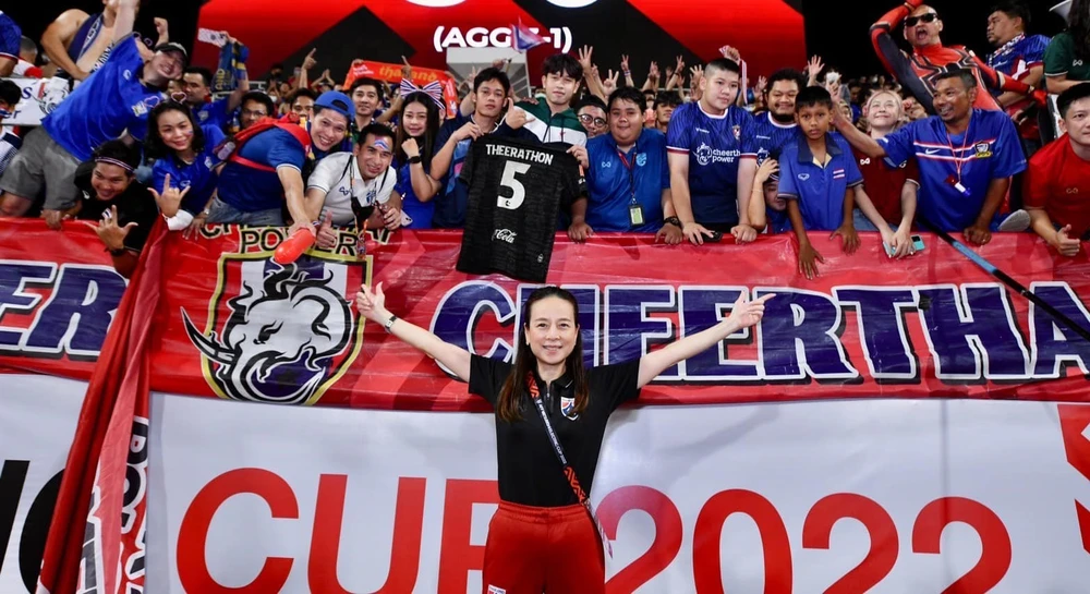 Trưởng đoàn đội tuyển Thái Lan Nualphan Lamsam ăn mừng bên CĐV đội nhà sau khi giành vé vào chơi trận chung kết AFF Cup 2022. ẢNH: FAT