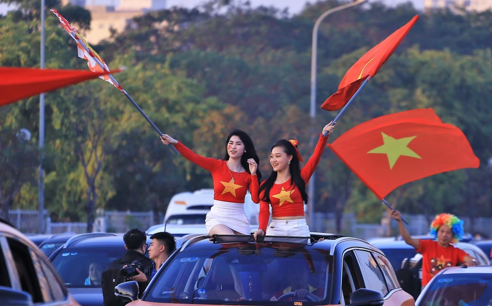 CĐV Việt Nam khoe sắc trước trận chung kết lượt đi AFF Cup 2022