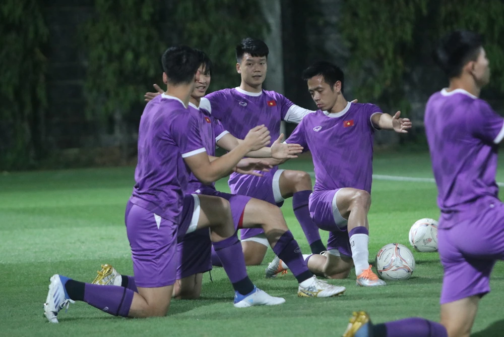 Nhóm tuyển thủ Việt Nam dự bị ở trận đấu với Thái Lan hôm 13-1 ra sân cỏ tập luyện vào tối 14-1