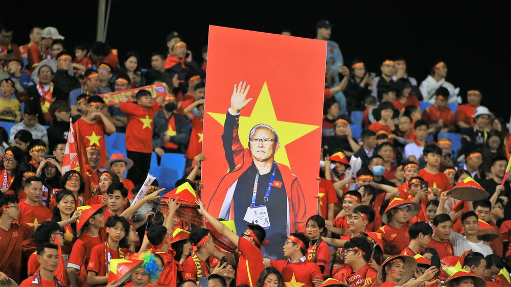 Người hâm mộ Việt Nam tri ân đến HLV Park Hang-seo trên sân Mỹ Đình vào tối 13-1. ẢNH: TRẦN THÀNH