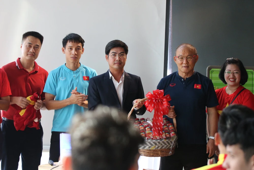 Đại diện Đại sứ quán Việt Nam tại Thái Lan đến thăm và động viên thầy trò HLV Park Hang-seo