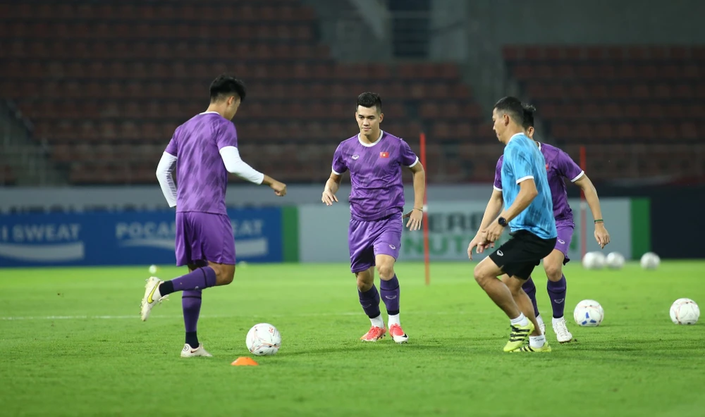 Tiến Linh rèn bài đá bóng "ma" cùng trợ lý HLV Nguyễn Anh Đức và đồng đội 
