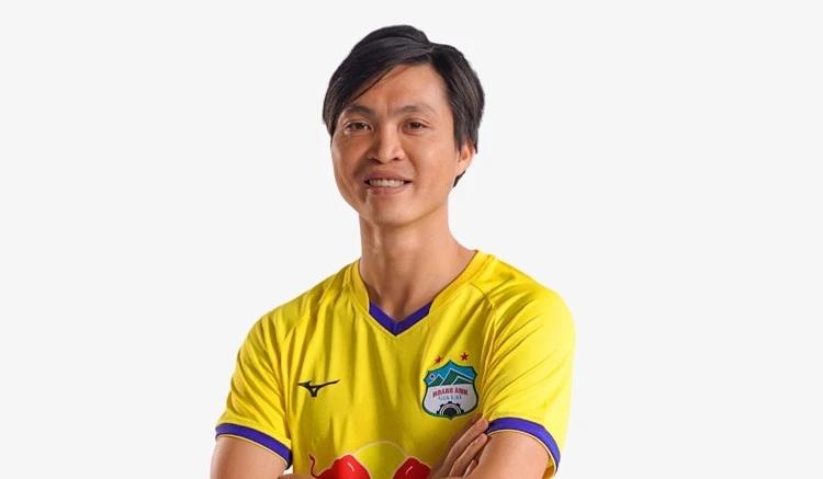 Hình ảnh tiền vệ Nguyễn Tuấn Anh của HAGL đã bị VPF gỡ khỏi poster giới thiệu V-League 2023 