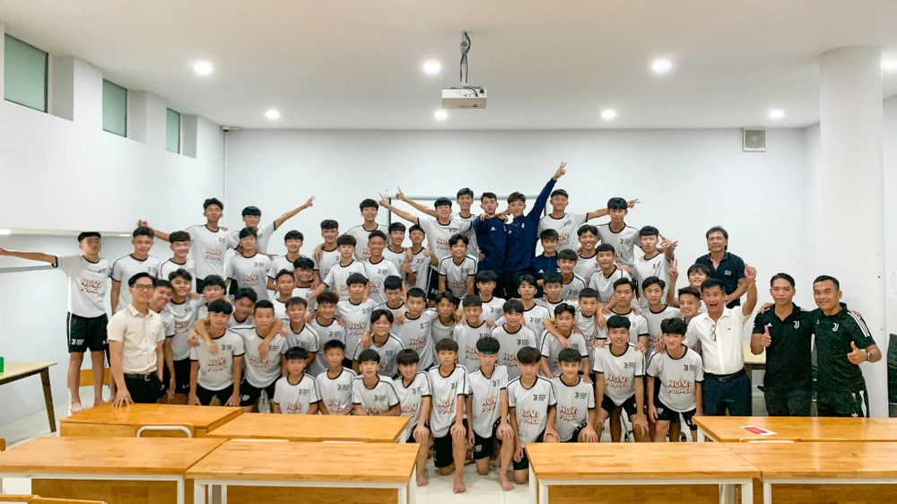 HLV Đinh Hồng Vinh và các "chồi non" của Học viện Bóng đá Juventus Việt Nam 