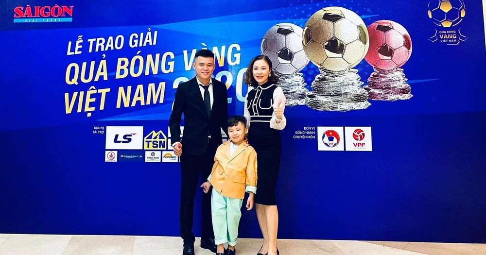 Bà xã và con trai Subo của Khổng Đình Hùng - tốp 5 ứng viên Quả bóng vàng futsal Việt Nam 2022 sẽ có lần thứ 3 liên tiếp góp mặt ở đêm gala trao thưởng 