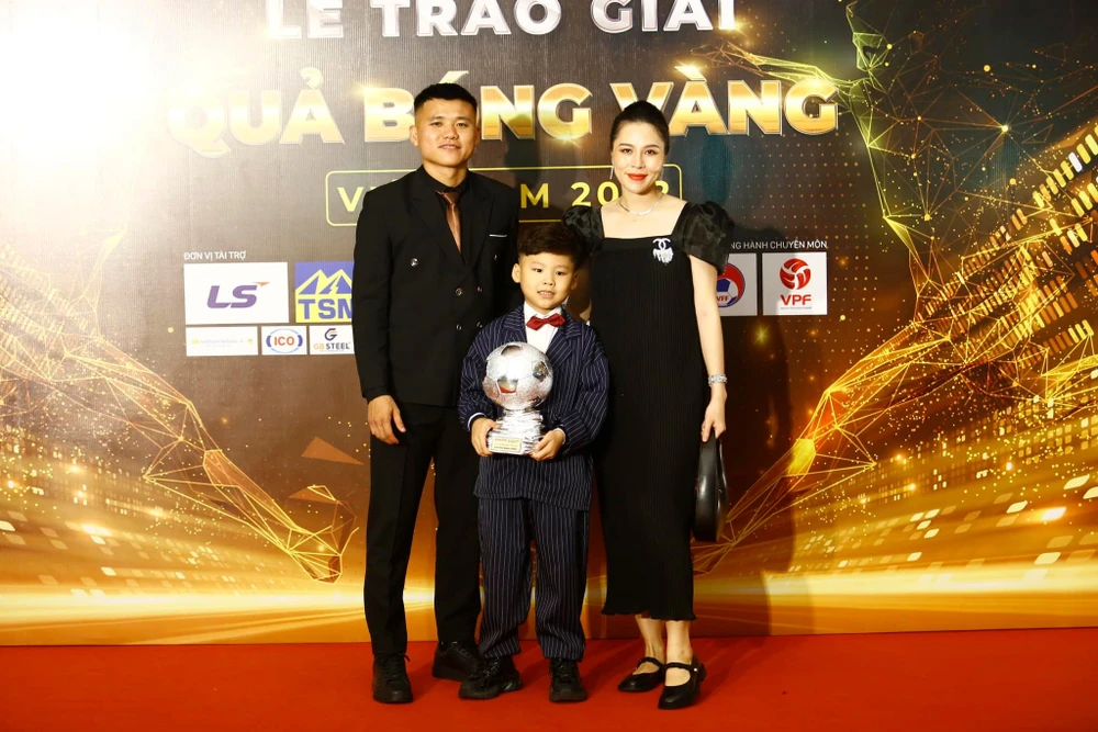 Khổng Đình Hùng và gia đình trong đêm gala trao thưởng Quả bóng vàng Việt Nam 2022. ẢNH: QUỐC KHANH