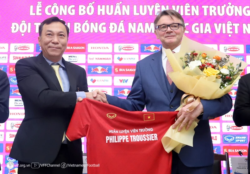 Chủ tịch VFF Trần Quốc Tuấn (trái) cùng tân HLV Philippe Troussier của đội tuyển U23 và quốc gia Việt Nam 