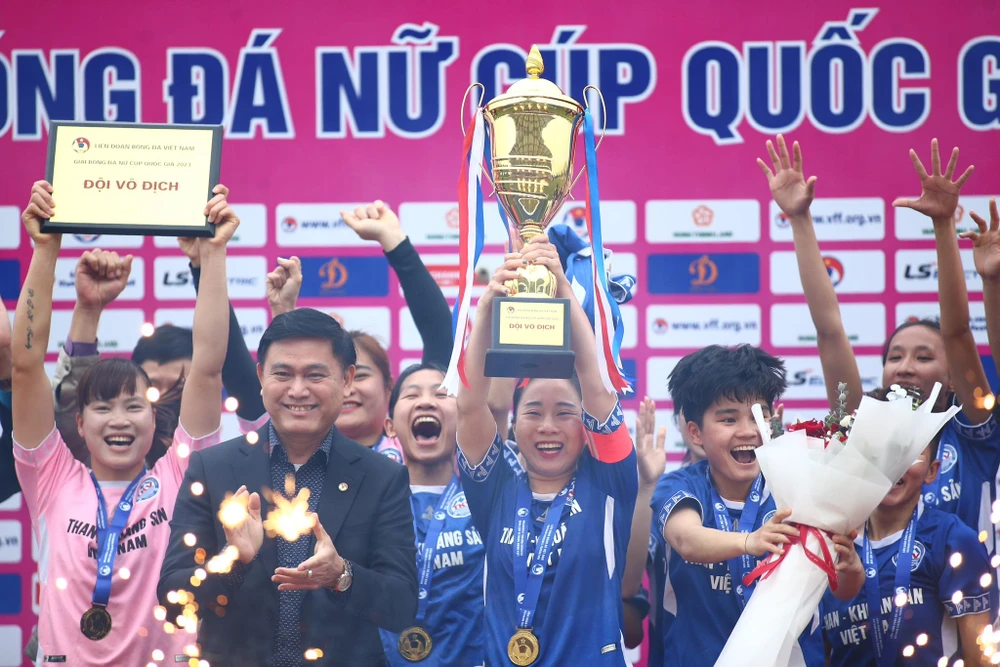 Phó Chủ tịch Liên đoàn Bóng đá Việt Nam Trần Anh Tú trao cúp vô địch cho Than KSVN