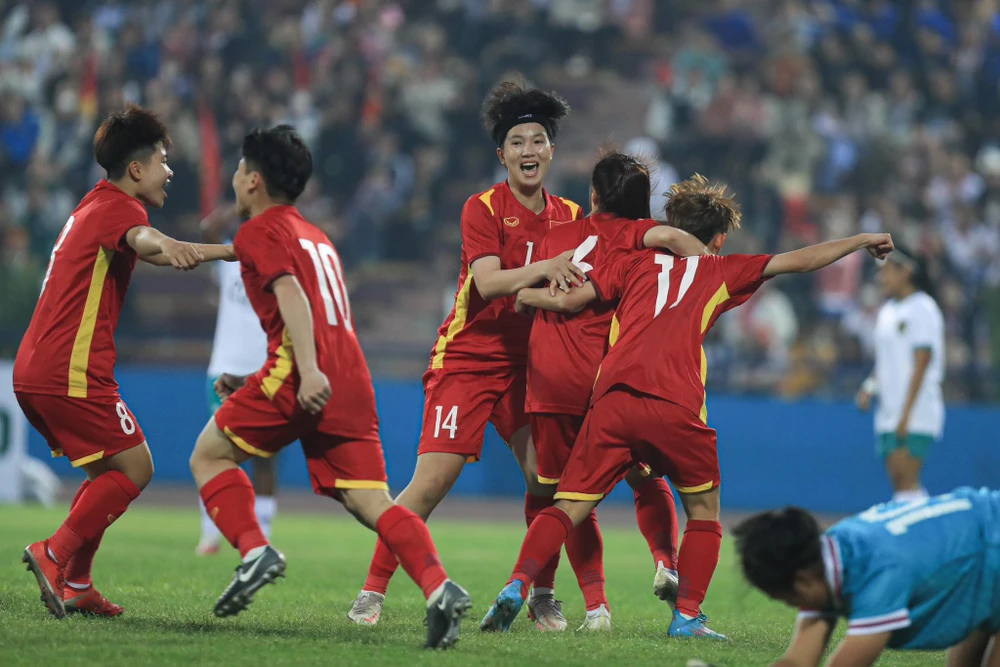 Niềm vui chiến thắng của U20 nữ Việt Nam. ẢNH: KIỀU OANH