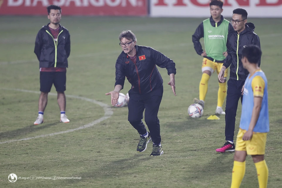 HLV Philippe Troussier hướng dẫn cách di chuyển cho các tuyển thủ U23 Việt Nam. 