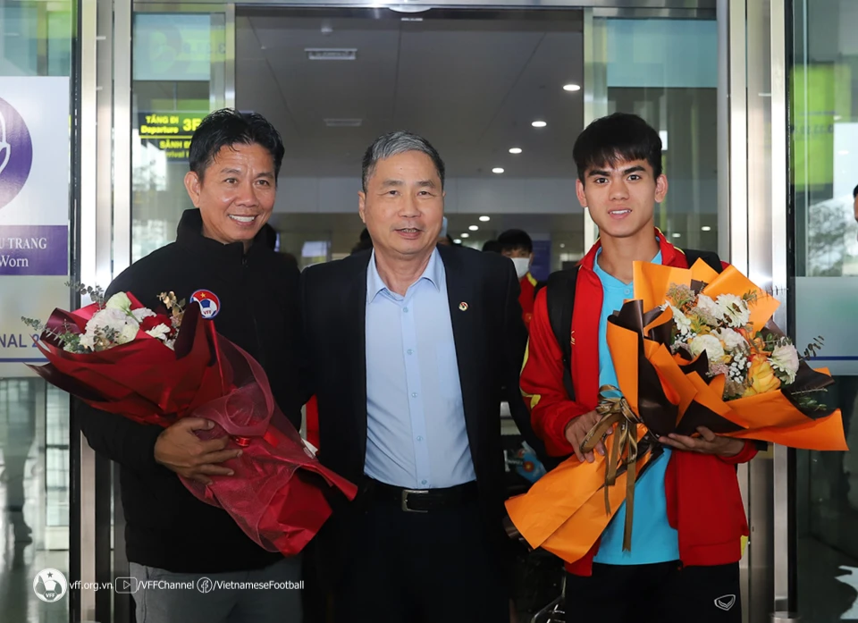 Tổng Thư ký VFF Dương Nghiệp Khôi có mặt ở sân bay Nội Bài đón U20 Việt Nam về nước. 