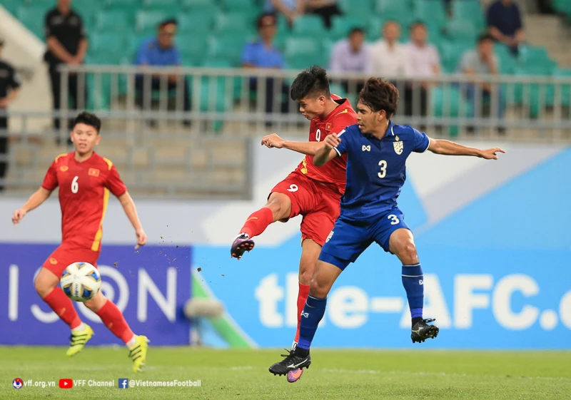 Hậu vệ Chatmongkol Rueangthanarot (U23 Thái Lan) đối đầu với tiền đạo Nguyễn Văn Tùng ở Giải U23 châu Á 2022. 