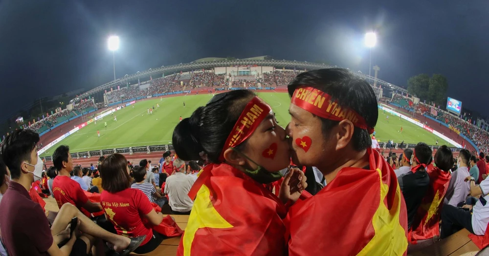CĐV Việt Nam tạo nên sắc màu ở SEA Games 31. ẢNH: DŨNG PHƯƠNG 