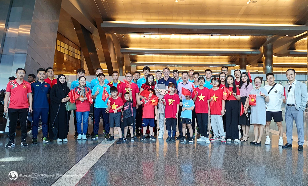 Đại sứ quán Việt Nam và Kiều bào Việt Nam tại Qatar tiếp đón U23 Việt Nam ngay tại sân bay Doha. 