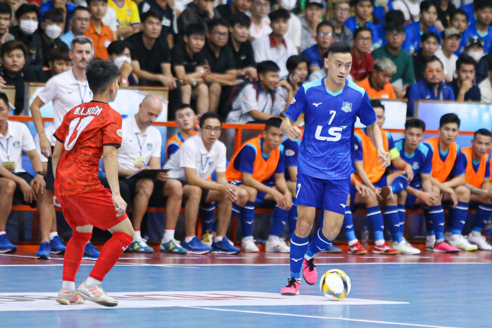 Thái Sơn Nam bị Tân Hiệp Hưng dẫn trước 2-0 sau hiệp 1. 