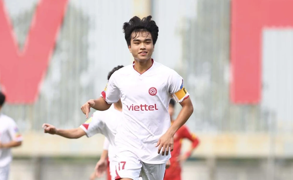Thủ quân Nguyễn Công Phương của U17 Viettel được bầu chọn cho danh hiệu Cầu thủ xuất sắc nhất Giải U17 quốc gia 2023. Ảnh: KIỀU OANH