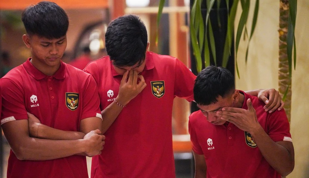 Nỗi buồn của các tuyển thủ U20 Indonesia khi quốc gia bị tước quyền đăng cai U20 World Cup 2023. ẢNH: BOLA.