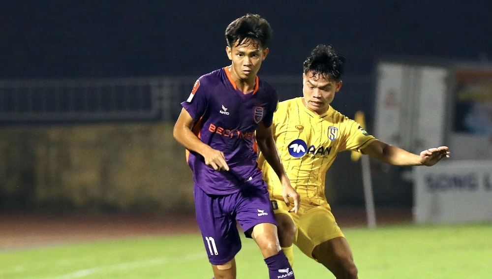 Vĩ Hào ghi bàn thắng vào lưới SLNA ở vòng 5 V-League 2023. Ảnh: VĂN TRUNG
