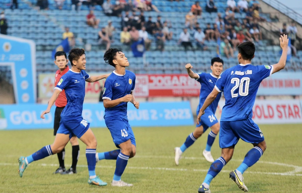 Các cầu thủ Quảng Nam ăn mừng bàn thắng của Văn Hưng.