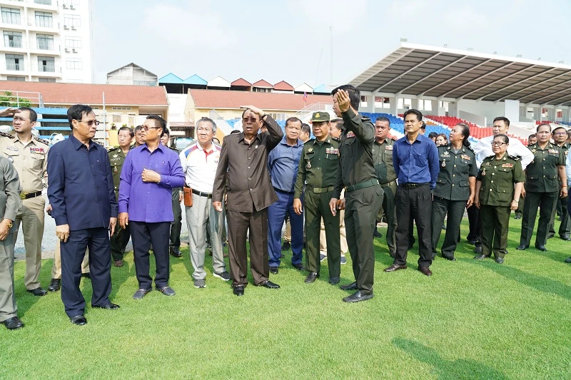 Ban tổ chức SEA Games 32 đi kiểm tra các SVĐ tổ chức môn bóng đá. ẢNH: CAMBODIA2023.com