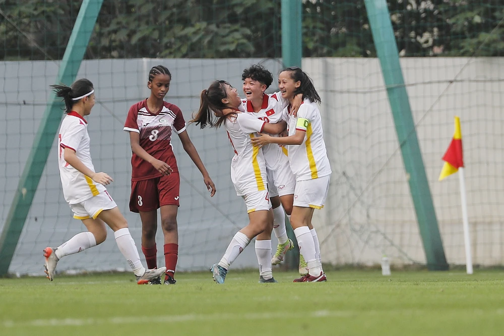 Niềm vui của các cầu thủ U17 nữ Việt Nam. ẢNH: KIỀU OANH.