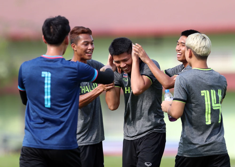 Các tuyển thủ U22 Thái Lan chơi trò búng tai để tạo bầu không khí vui vẻ trước SEA Games 32. ẢNH: QUỲNH MAI 