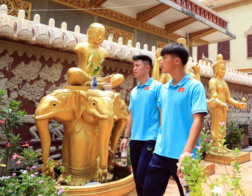 Các tuyển thủ U22 Việt Nam thăm quan ngôi chùa nổi tiếng Wat Ounalom ở thủ đo Phnom Penh. ẢNH: NHẬT ĐOÀN 